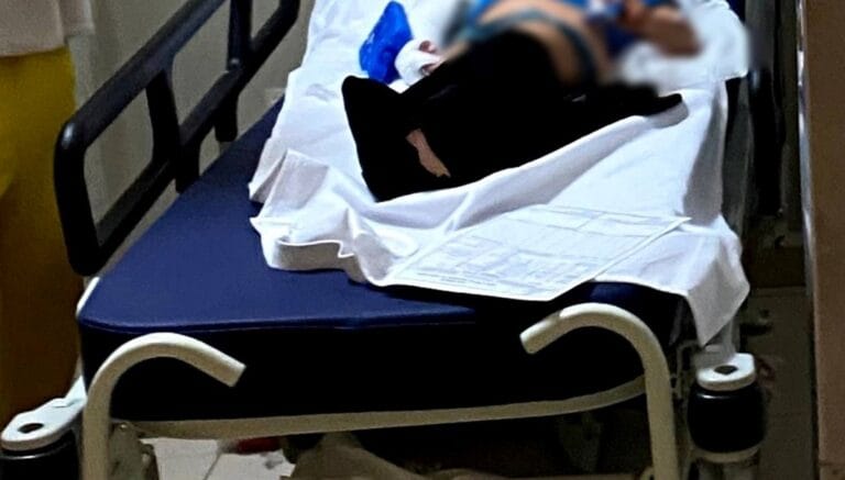 4 yaşındaki çocuk, alt katın balkonuna düştü 4 yaşındaki çocuk, alt katın balkonuna düştü
