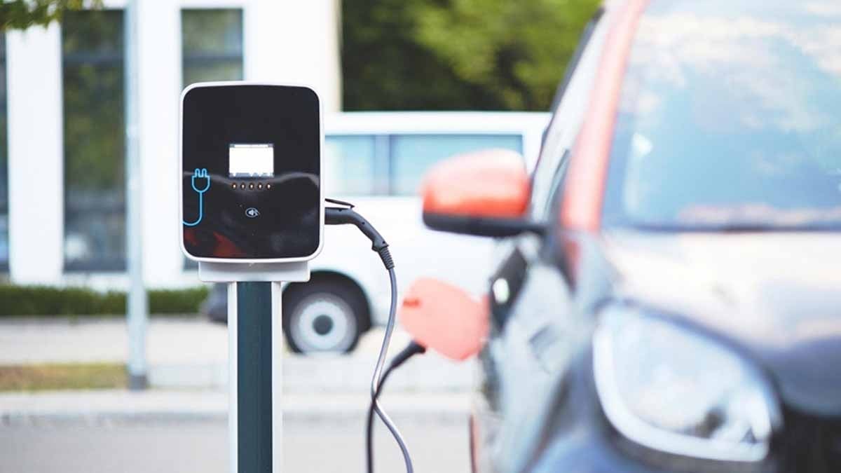 5 dakikada 400 KM şarj etti, benzinliyi solladı! Elektrikli araç meydan okuyor 5 dakikada 400 KM şarj etti, benzinliyi solladı! Elektrikli araç meydan okuyor