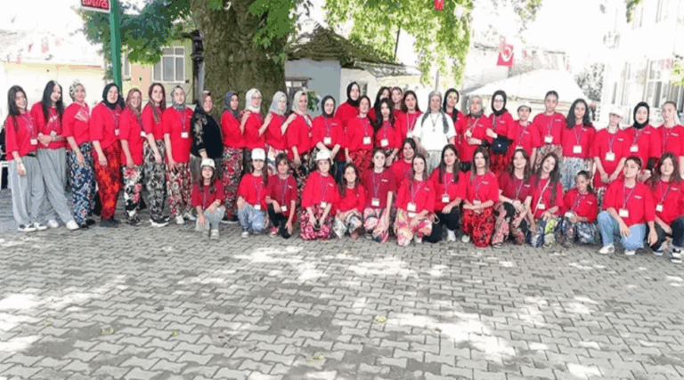524 yıllık gelenek: Jandarma nöbet tuttu mahalleye erkek almadılar 524 yıllık gelenek: Jandarma nöbet tuttu mahalleye erkek almadılar