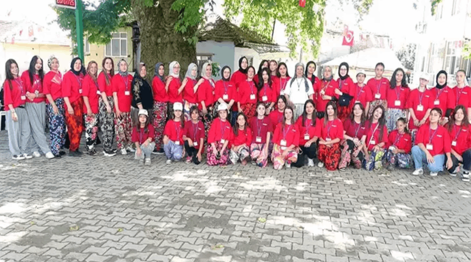524 yıllık gelenek: Jandarma nöbet tuttu mahalleye erkek almadılar 524 yıllık gelenek: Jandarma nöbet tuttu mahalleye erkek almadılar