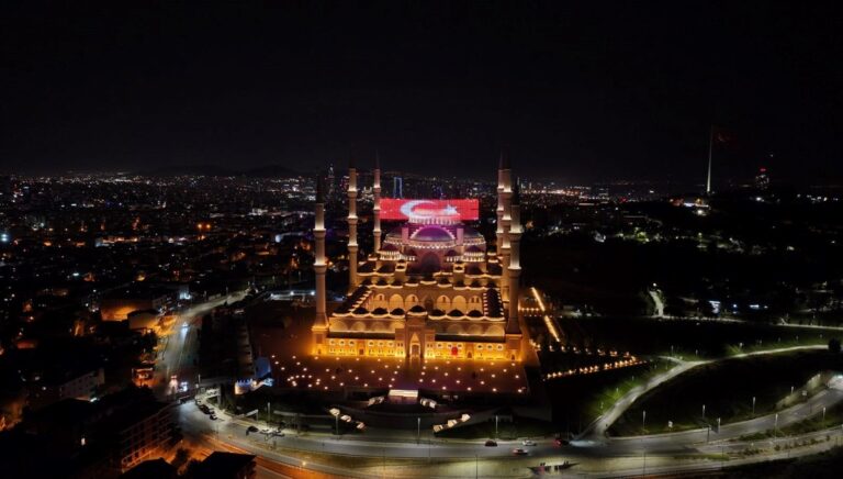 90 bin camide eş zamanlı olarak sela okundu 90 bin camide eş zamanlı olarak sela okundu