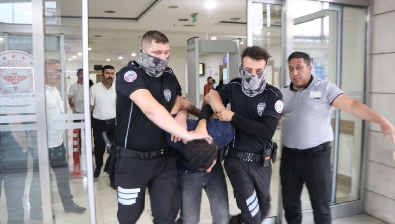 Acil serviste doktor ve güvenlik görevlisine bıçaklı saldırı: Durumu ağır Acil serviste doktor ve güvenlik görevlisine bıçaklı saldırı: Durumu ağır