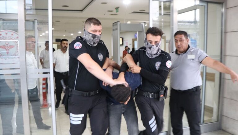 Acilde dehşet: Doktoru ve güvenlik görevlisini bıçakladı Acilde dehşet: Doktoru ve güvenlik görevlisini bıçakladı