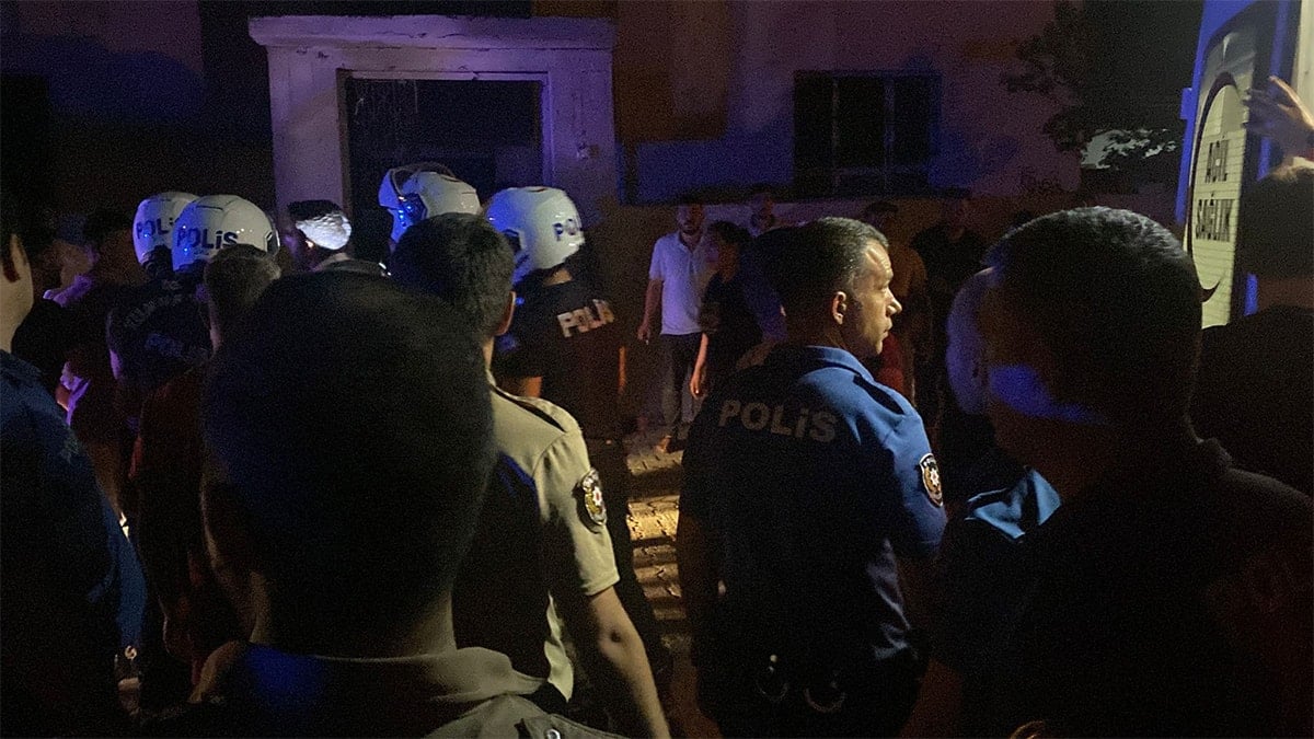 Adana’da ortalık karıştı! Mahalleli linç etmek istedi, polis silah kullandı Adana’da ortalık karıştı! Mahalleli linç etmek istedi, polis silah kullandı