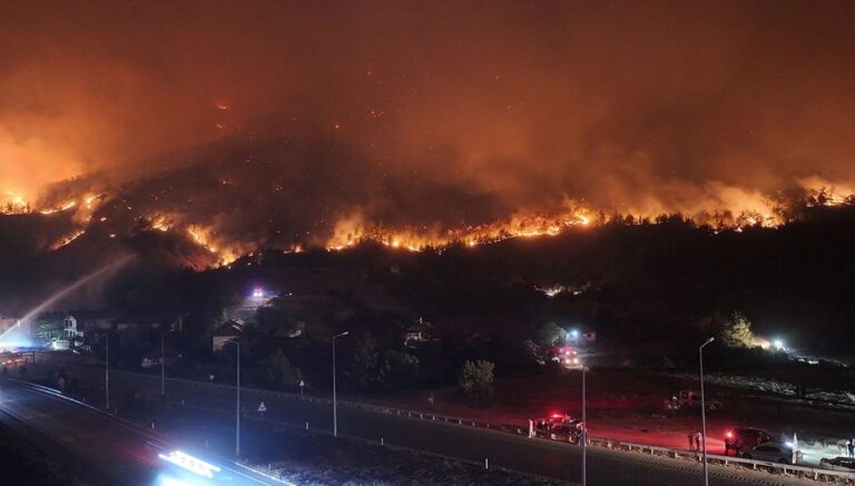 AFAD: 5 bin 400 personel, 119 hava, bin 537 kara aracı görev yapıyor AFAD: 5 bin 400 personel, 119 hava, bin 537 kara aracı görev yapıyor