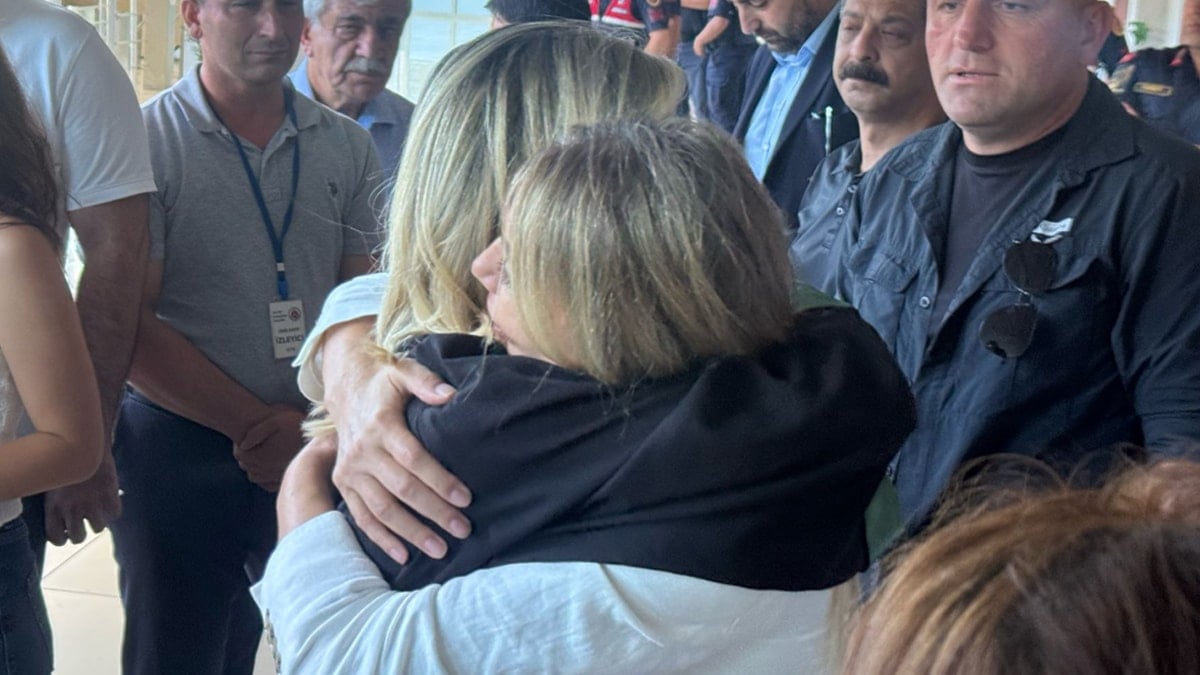 Ahmet Özer’in kızı ve Dilek İmamoğlu haberi duyunca böyle kucaklaştı Ahmet Özer’in kızı ve Dilek İmamoğlu haberi duyunca böyle kucaklaştı