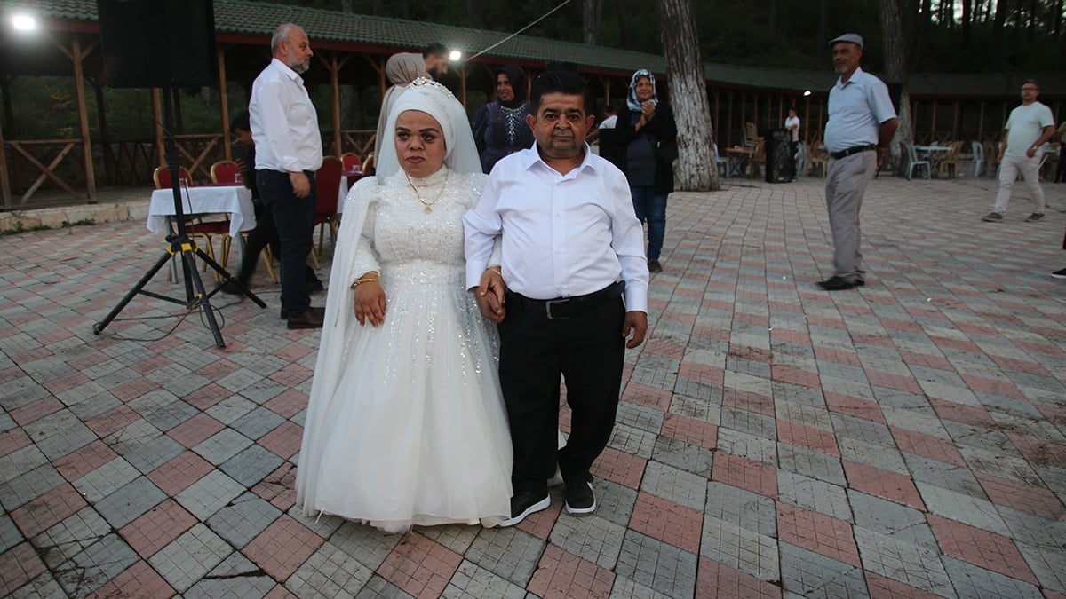 Akondroplazili çift 21 yıl sonra evlilik hayallerini gerçekleştirdi Akondroplazili çift 21 yıl sonra evlilik hayallerini gerçekleştirdi