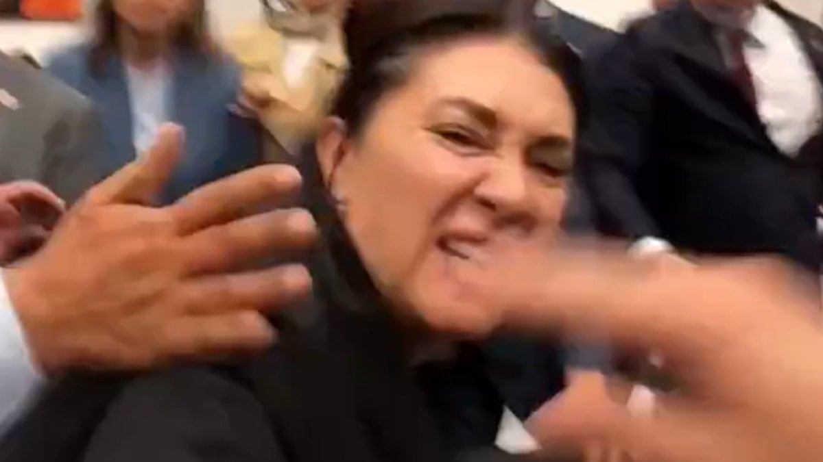 AKP’li vekiller zeytin katliamı için kavgayı bile göze aldı AKP’li vekiller zeytin katliamı için kavgayı bile göze aldı