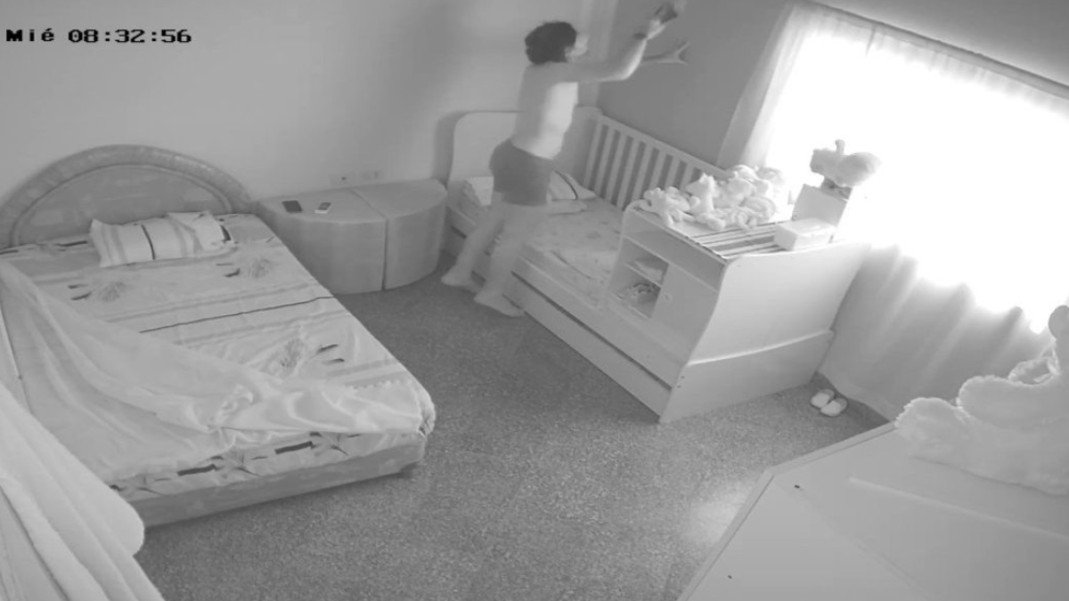 Aldatıldığını düşünüyordu: Gizli kamerayla eşini kaydetti, utancından yerin dibine girdi Aldatıldığını düşünüyordu: Gizli kamerayla eşini kaydetti, utancından yerin dibine girdi