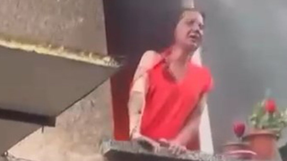 Alev kapanında yaşam savaşı: Talihsiz kadını mahalleli kurtardı Alev kapanında yaşam savaşı: Talihsiz kadını mahalleli kurtardı