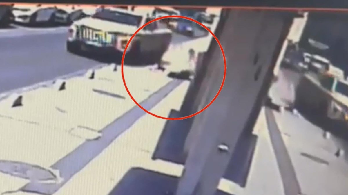 Alkollü doktorun kullandığı kamyonet, kaldırımda yürüyen yayaları biçti Alkollü doktorun kullandığı kamyonet, kaldırımda yürüyen yayaları biçti
