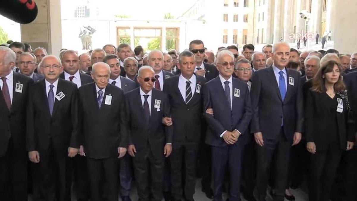 Altan Öymen’in cenazesinde dikkat çeken kare Altan Öymen’in cenazesinde dikkat çeken kare