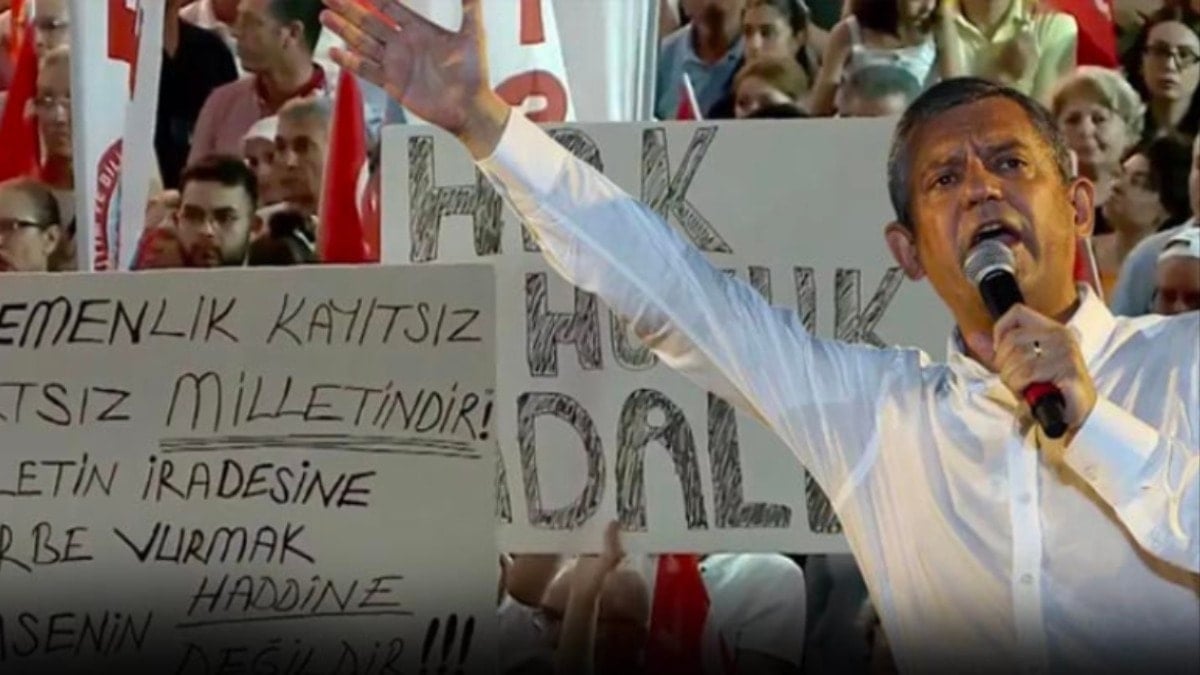 Antalya Muhittin Böcek için ayakta! CHP lideri Özgür Özel on binlere sesleniyor Antalya Muhittin Böcek için ayakta! CHP lideri Özgür Özel on binlere sesleniyor