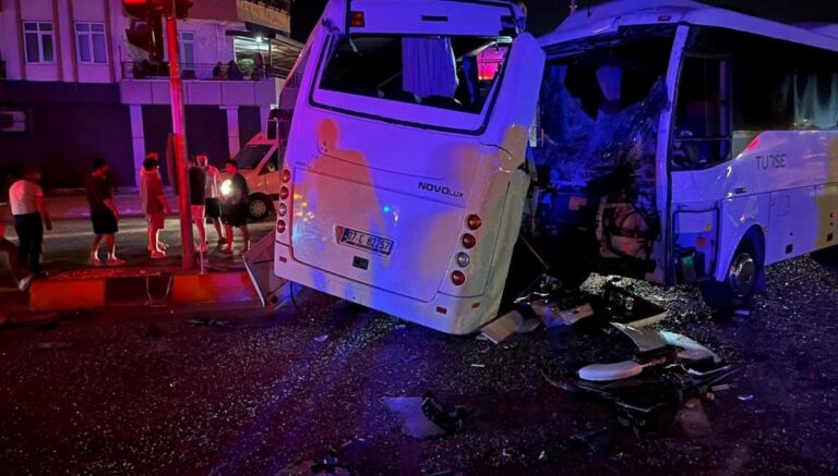 Antalya’da tur midibüsü, turist servisleri ile çarpıştı: 6 yaralı Antalya’da tur midibüsü, turist servisleri ile çarpıştı: 6 yaralı