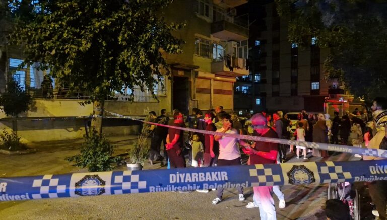 “Apartman sallandı” ihbarı üzerine 5 katlı bina boşaltıldı “Apartman sallandı” ihbarı üzerine 5 katlı bina boşaltıldı