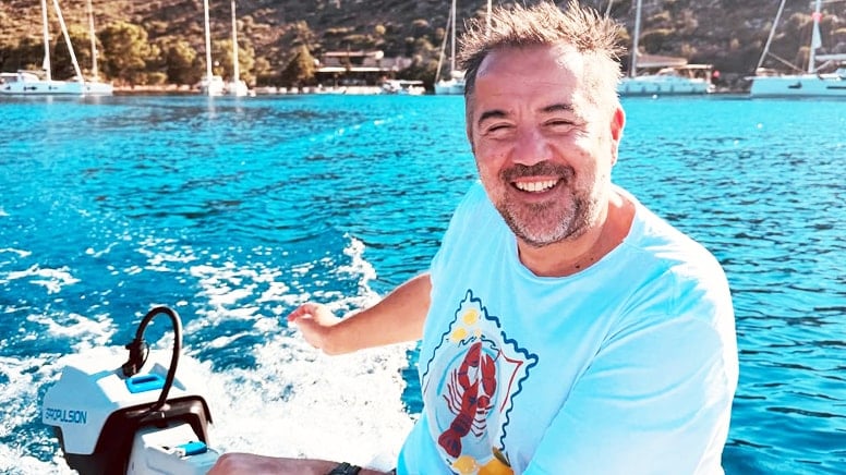 Ata Demirer’i mayosunun cebinden çıkan not duygulandırdı Ata Demirer’i mayosunun cebinden çıkan not duygulandırdı