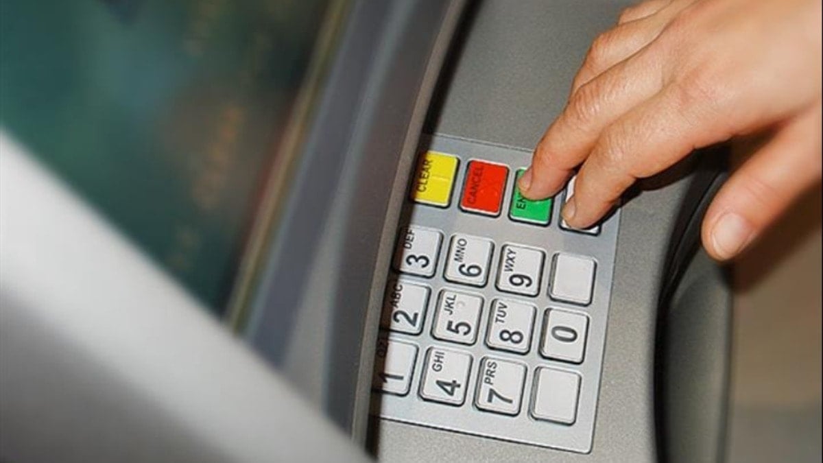 ATM’nin açığını bulan akın etti: Milyonlarca lira değerinde para çeken bile var ATM’nin açığını bulan akın etti: Milyonlarca lira değerinde para çeken bile var