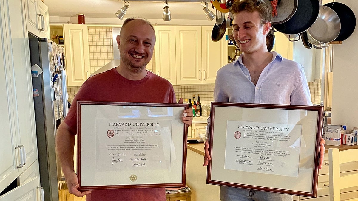 Baba-oğul harvard’dan dereceyle mezun oldu Baba-oğul harvard’dan dereceyle mezun oldu