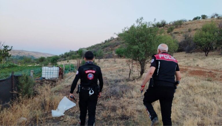 Bahçe sulama kavgasında komşu çifte ateş açtı: 1 ölü, 1 yaralı Bahçe sulama kavgasında komşu çifte ateş açtı: 1 ölü, 1 yaralı