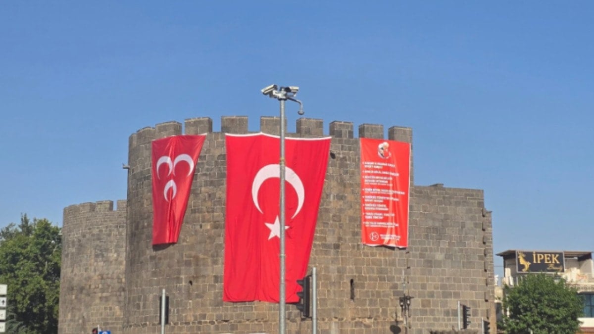 Bahçeli talimat verdi, Diyarbakır surlarına üç sancak asıldı Bahçeli talimat verdi, Diyarbakır surlarına üç sancak asıldı