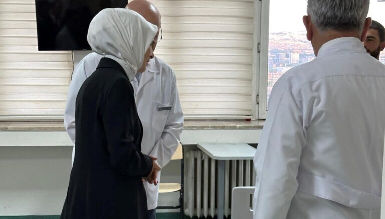 Bakan Göktaş, metan gazından zehirlenen askerleri ziyaret etti Bakan Göktaş, metan gazından zehirlenen askerleri ziyaret etti