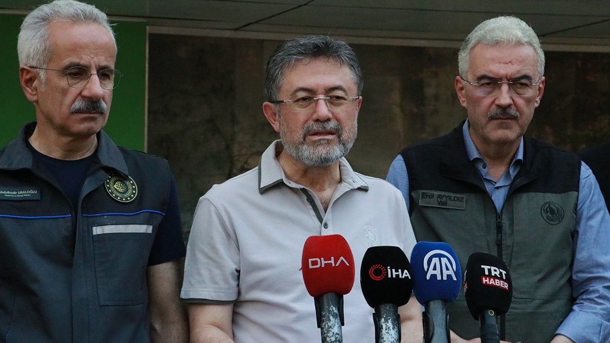 Bakan Yumaklı’dan eleştirilere bir tuhaf yanıt: ‘Cebimizde uçak, arazöz yok’ Bakan Yumaklı’dan eleştirilere bir tuhaf yanıt: ‘Cebimizde uçak, arazöz yok’