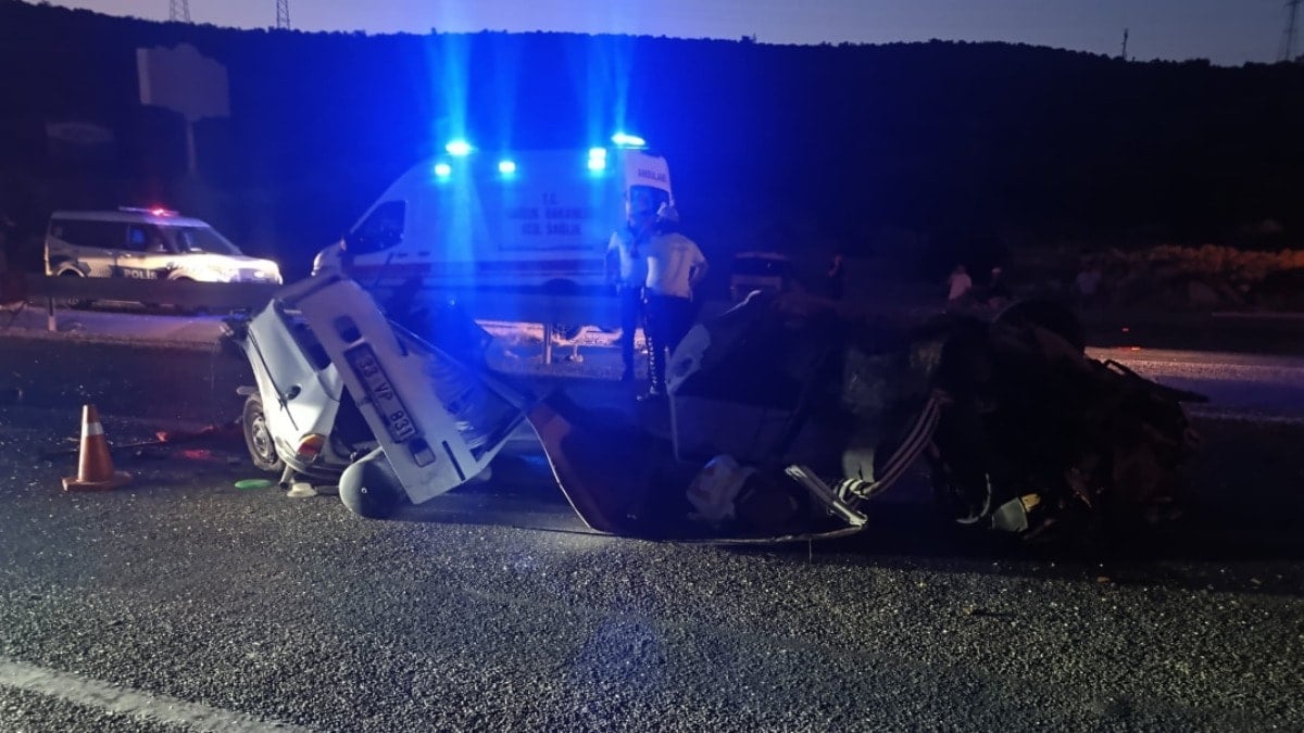 Bariyere çarpan otomobil ikiye ayrıldı: 1 kişi öldü, 1 kişi yaralandı Bariyere çarpan otomobil ikiye ayrıldı: 1 kişi öldü, 1 kişi yaralandı