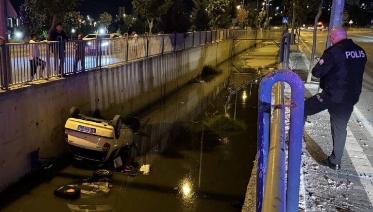Bariyeri parçalayıp kanala devrildi Bariyeri parçalayıp kanala devrildi