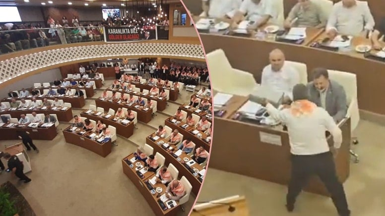 Belediye Meclisi’nde gergin anlar! CHP’li üye, AKP’li üyeye ayakkabı kutusu verdi Belediye Meclisi’nde gergin anlar! CHP’li üye, AKP’li üyeye ayakkabı kutusu verdi