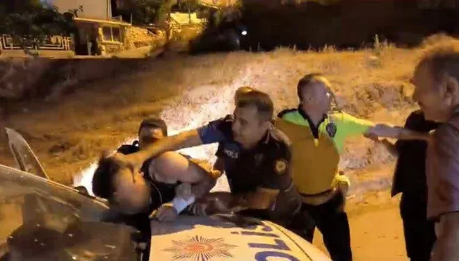 Benzin bidonuyla yakalandı linçten polis kurtardı Benzin bidonuyla yakalandı linçten polis kurtardı