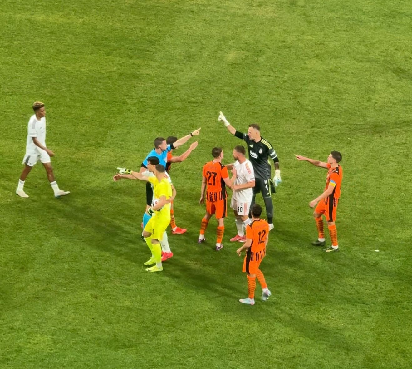 Beşiktaş-Shakhtar Donetsk maçı durdu, Mert Günok çıldırdı Beşiktaş-Shakhtar Donetsk maçı durdu, Mert Günok çıldırdı