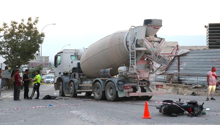 Beton mikseri motosiklete çarptı: 2 ölü Beton mikseri motosiklete çarptı: 2 ölü