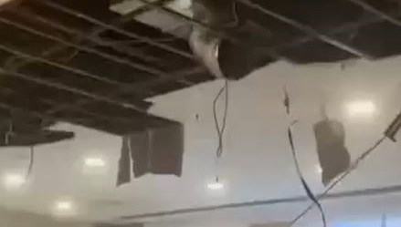 Beylikdüzü’nde AVM’nin yemek katının tavanı çöktü: 1 kişi yaralandı Beylikdüzü’nde AVM’nin yemek katının tavanı çöktü: 1 kişi yaralandı