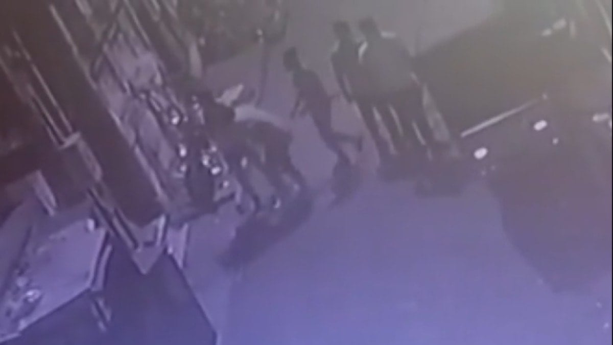 Beyoğlu’nda seyyar satıcıyı döverek öldürdüler Beyoğlu’nda seyyar satıcıyı döverek öldürdüler