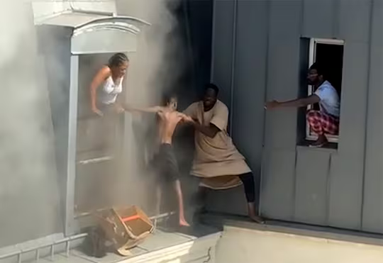 Binanın çatısına çıkıp çocukları yangından kurtardı: Hademeden madalyalık kurtarma operasyonu Binanın çatısına çıkıp çocukları yangından kurtardı: Hademeden madalyalık kurtarma operasyonu