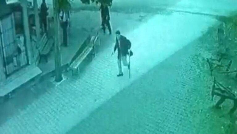 Bir elinde baston, bir elinde silah: 93 yaşındaki şüpheli 3 kişiyi yaraladı Bir elinde baston, bir elinde silah: 93 yaşındaki şüpheli 3 kişiyi yaraladı