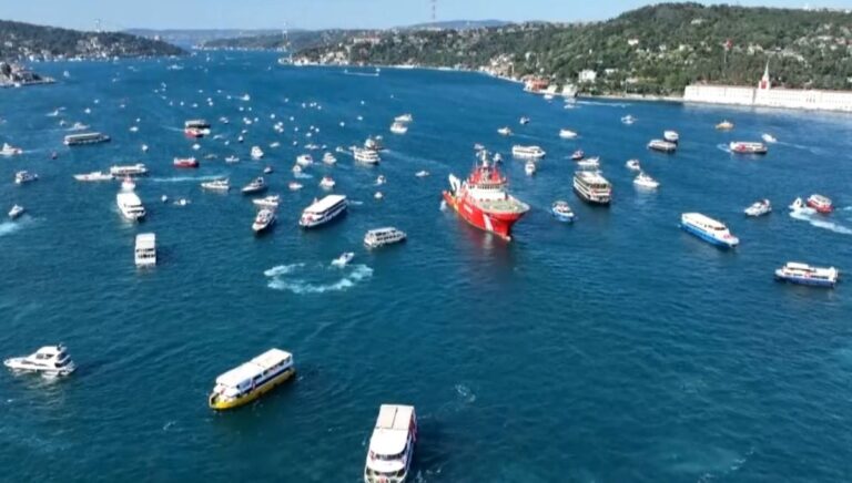 Boğaz’dan 15 Temmuz geçişi: 253 şehidin anısına 253 tekne Boğaz’dan 15 Temmuz geçişi: 253 şehidin anısına 253 tekne