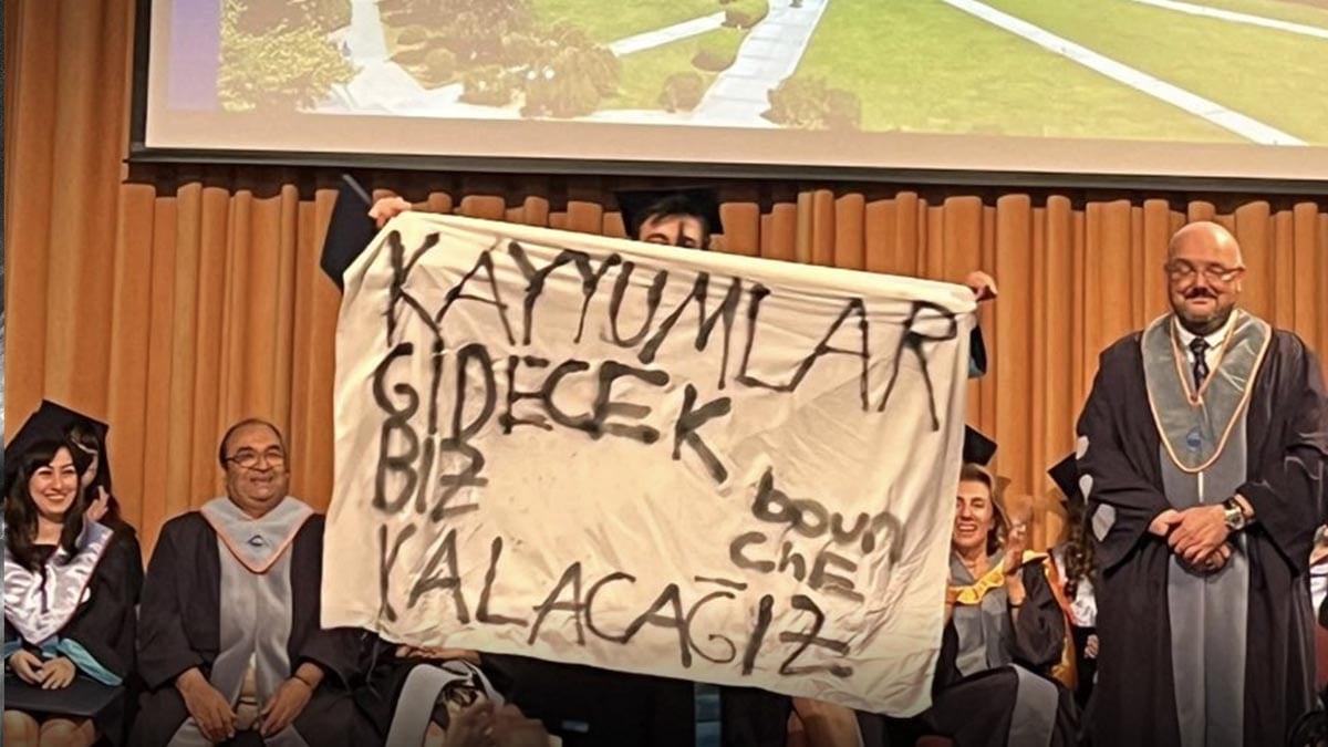 Boğaziçi Üniversitesi’nde kayyum karşıtı pankart açan gencin yüksek lisansı iptal edildi Boğaziçi Üniversitesi’nde kayyum karşıtı pankart açan gencin yüksek lisansı iptal edildi