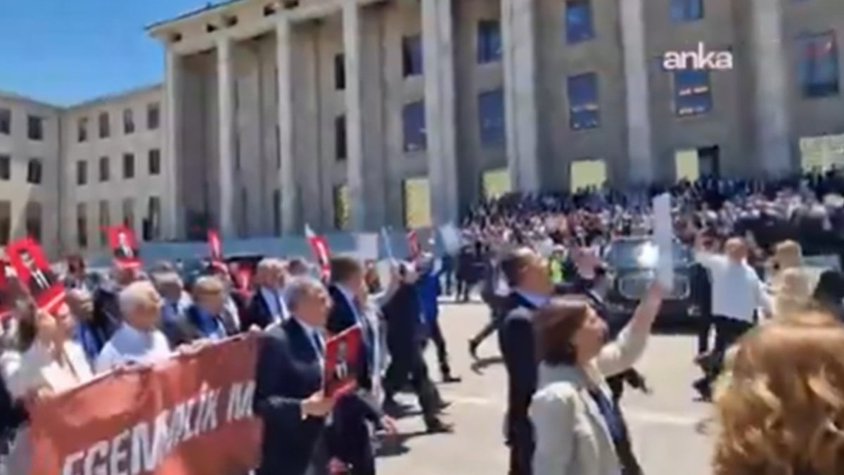 Böylesi şimdiye kadar ilk kez oldu! CHP’li ve AKP’li vekillerin sokakta slogan savaşı Böylesi şimdiye kadar ilk kez oldu! CHP’li ve AKP’li vekillerin sokakta slogan savaşı