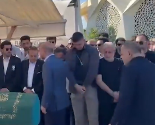 Bu görüntüler sosyal medyada çok konuşuldu: Egemen Bağış’a cenazede Bilal Erdoğan şoku Bu görüntüler sosyal medyada çok konuşuldu: Egemen Bağış’a cenazede Bilal Erdoğan şoku