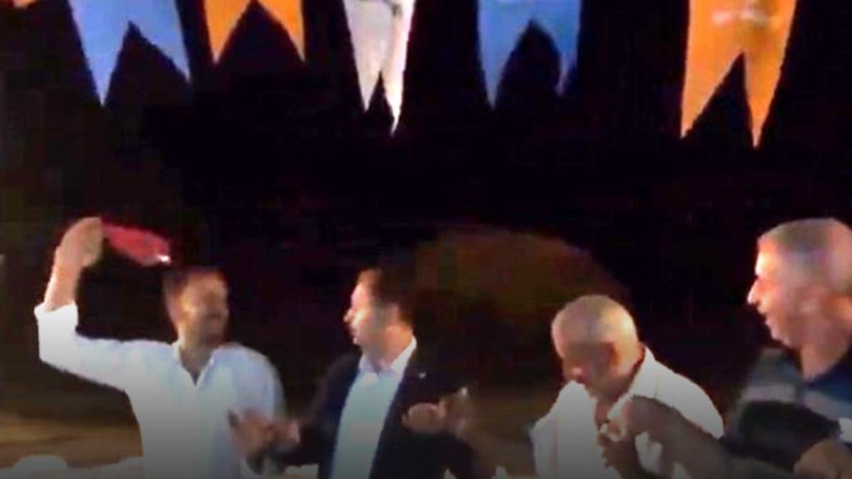 Bursa yanarken AKP’li vekil köyde halay çekiyordu Bursa yanarken AKP’li vekil köyde halay çekiyordu