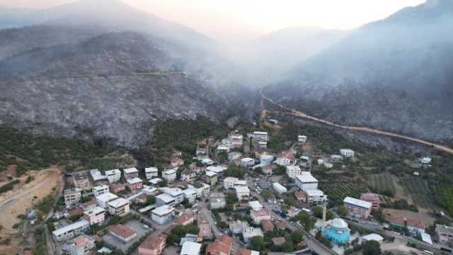 Bursa’da felaketin fotoğrafı… Alevler tam evlerin dibine böyle sokulmuş Bursa’da felaketin fotoğrafı… Alevler tam evlerin dibine böyle sokulmuş