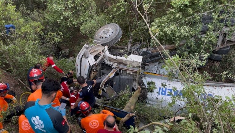 Bursa’daki yangına gönüllü geldiler, uçurumda can verdiler: Ölenlerin sayısı 3’e yükseldi Bursa’daki yangına gönüllü geldiler, uçurumda can verdiler: Ölenlerin sayısı 3’e yükseldi