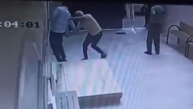 Cami avlusunda müezzini bıçakladı Cami avlusunda müezzini bıçakladı