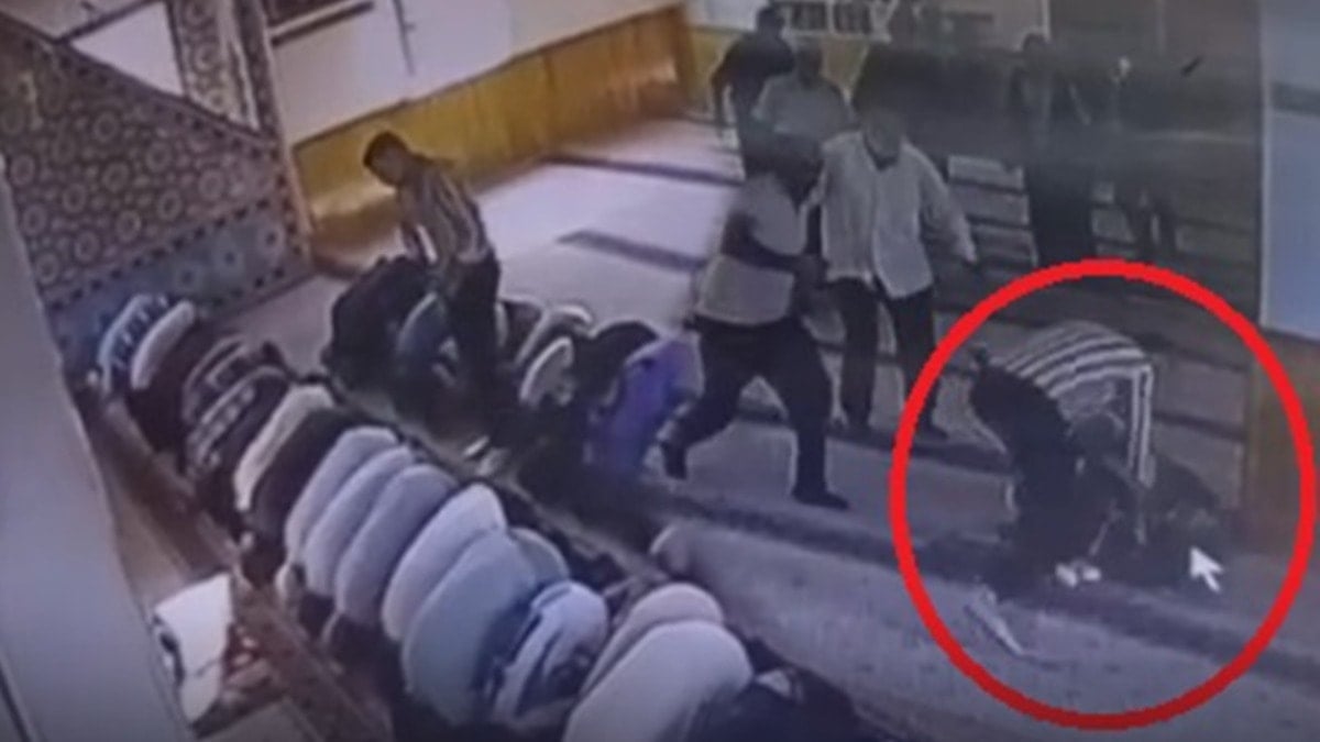 Camideki korkunç cinayetin görüntüleri ortaya çıktı Camideki korkunç cinayetin görüntüleri ortaya çıktı