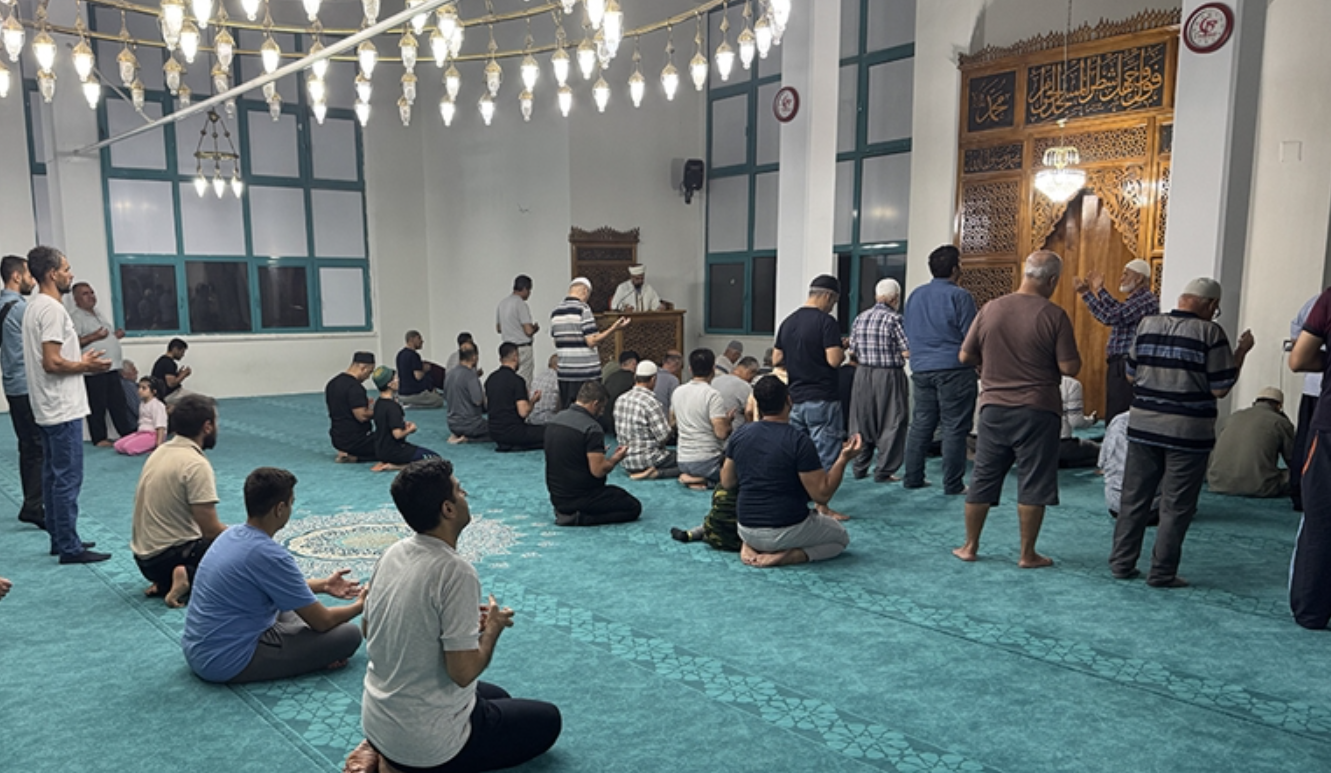 Camilerde toplanıp ‘bu bela bitsin’ diye dua ettiler Camilerde toplanıp ‘bu bela bitsin’ diye dua ettiler