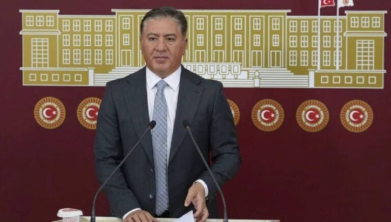 CHP Grup Başkanvekili Emir sahneden düştü: Kaburgasında kırık var CHP Grup Başkanvekili Emir sahneden düştü: Kaburgasında kırık var