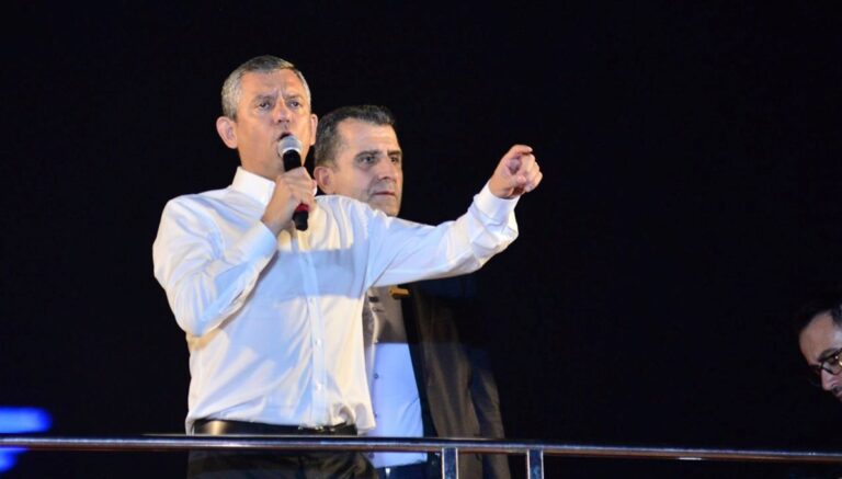 CHP lideri Özel: “Biz bu üç şeyin arkasındayız” CHP lideri Özel: “Biz bu üç şeyin arkasındayız”