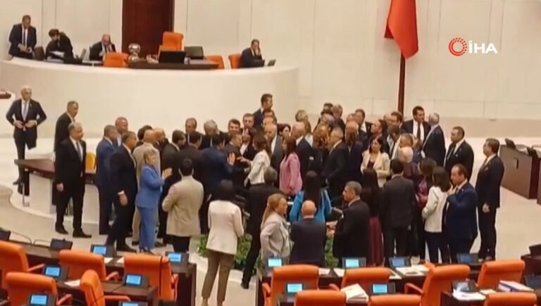 CHP’den Meclis’te kürsü işgali CHP’den Meclis’te kürsü işgali