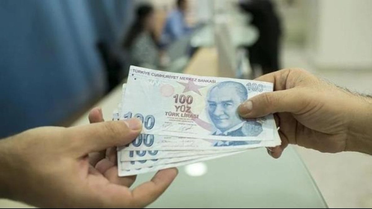 CHP’li vekil tek tek açıkladı: İşte 4 maaş alan bürokratlar… CHP’li vekil tek tek açıkladı: İşte 4 maaş alan bürokratlar…